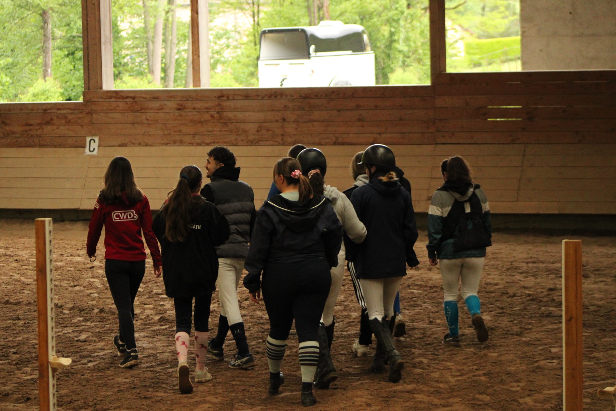 Groupe de cavaliers en concours
